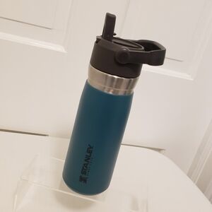 Stanley Go Flip Straw Water Bottle 22 ounce, Double Wall Screw on Top Te…